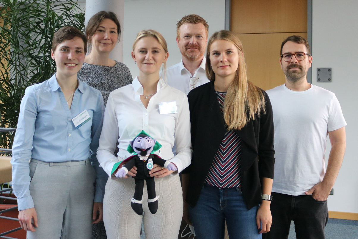 Von links: Tabea Lüders, Julia Niemann-Lenz, Eva Ziegelturm, Jens Vogelgesang, Lisa Mai und Pablo Jost (Foto: Jula Bruns)